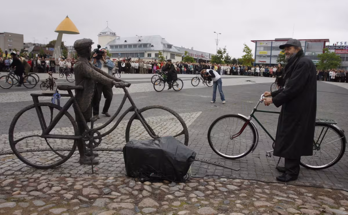 The sculpture of Seak&uuml;la Simson and Paul M&auml;nni was unveiled on September 11, 2010, on the composer's 75th birthday. Photo: Peeter Langovits / Arvo P&auml;rt Center