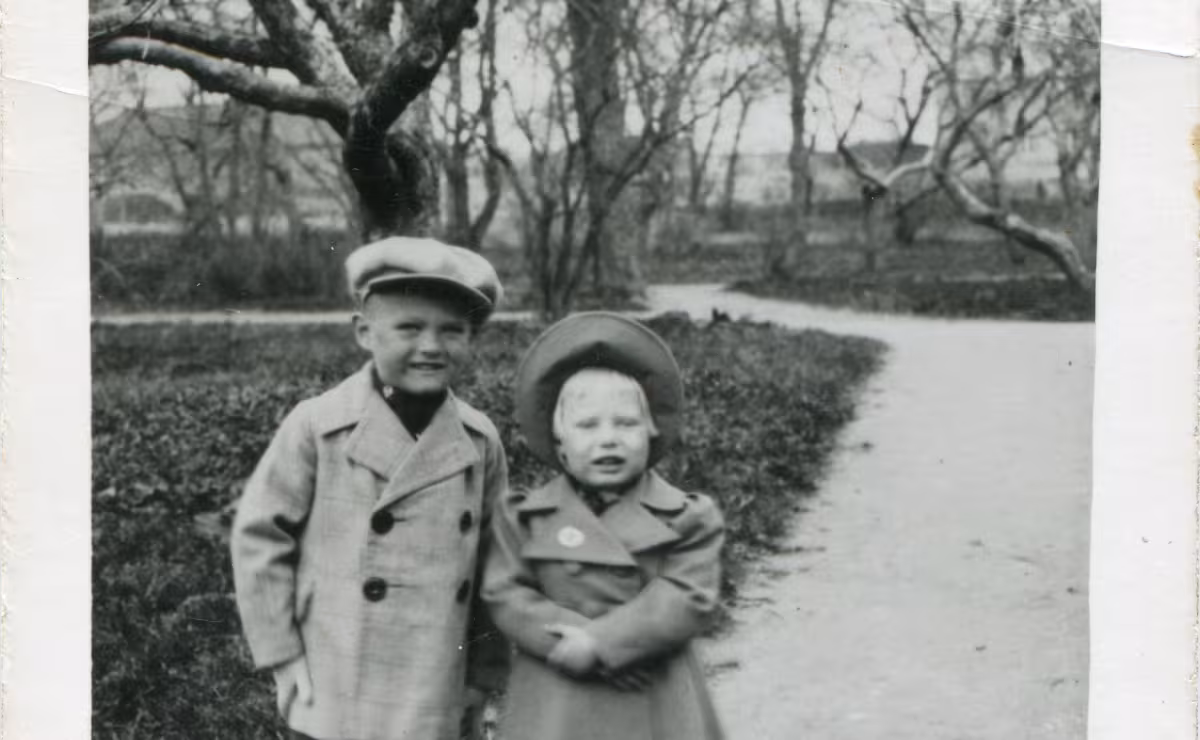 4-aastane Arvo P&auml;rt koos s&otilde;brannaga Rakvere pargis. Foto: Arvo P&auml;rdi Keskus