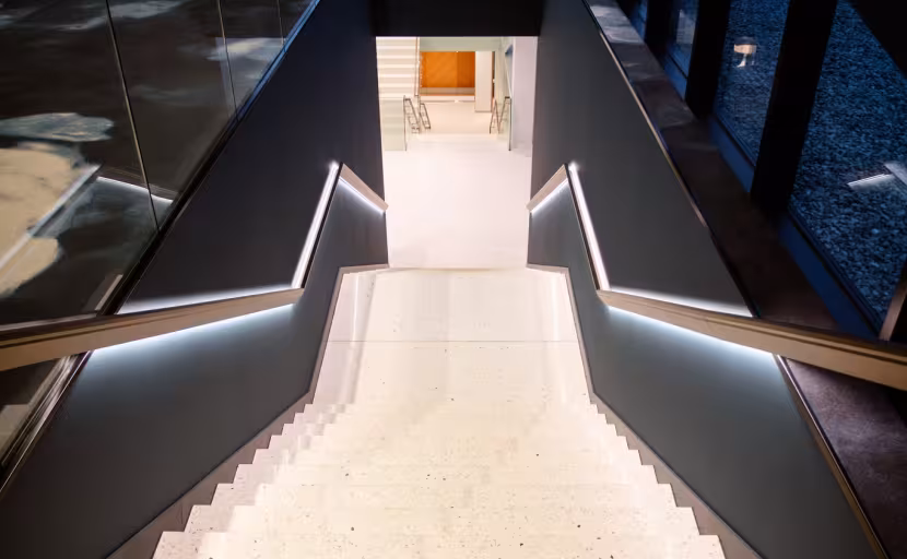 Teekond kammersaalist fuajeesse.