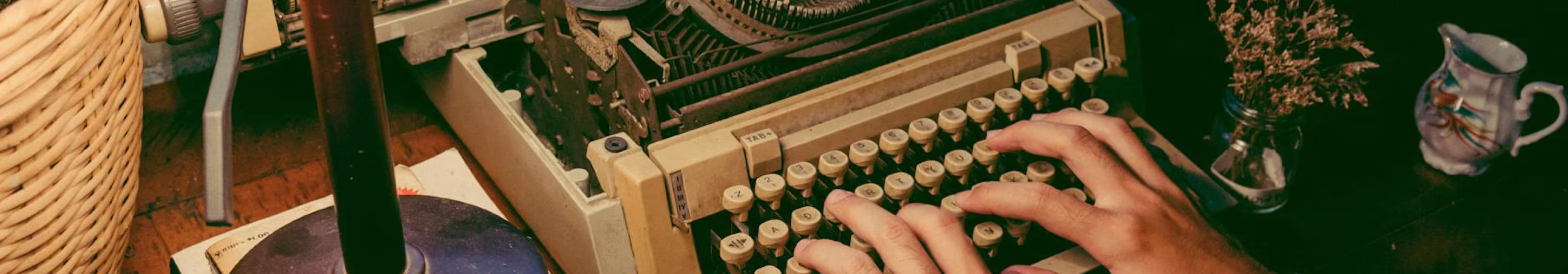 Inimese k&auml;ed tr&uuml;kivad kirjutusmasinal